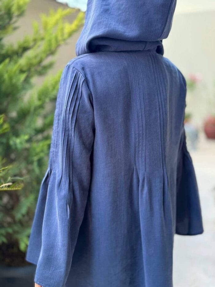 Schlichte Jeansblaue Abaya mit Faltenärmeln und Kapuze – Bild 5