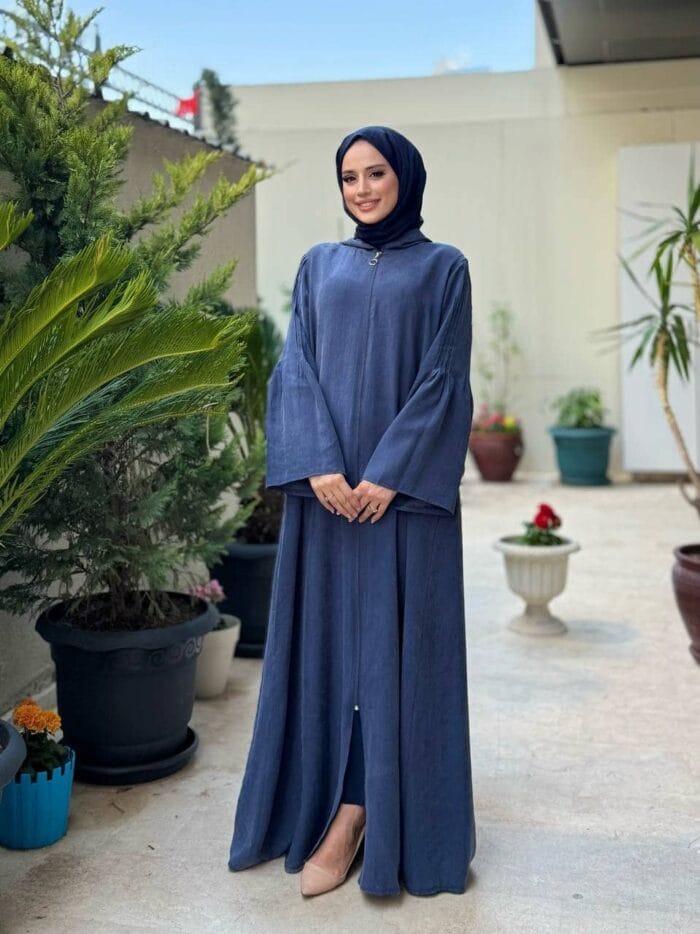 Schlichte Jeansblaue Abaya mit Faltenärmeln und Kapuze – Bild 4